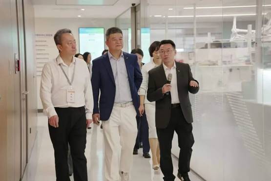 <b>国家卫健委国际交流与合作中心主任何炤华一行调研爱尔眼科，共商健康产业国际化发展</b>